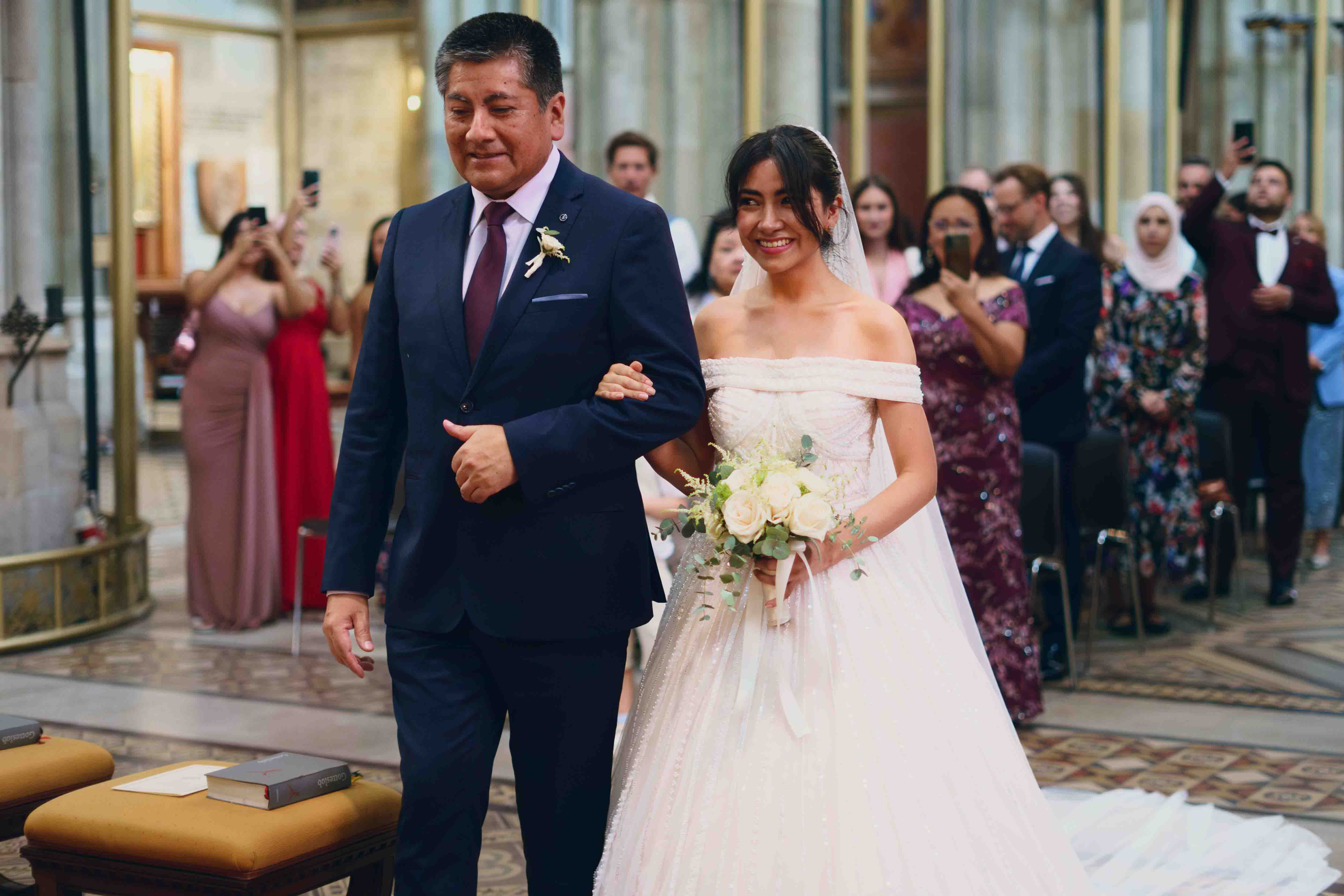 Braut geht mit Vater ans Altar