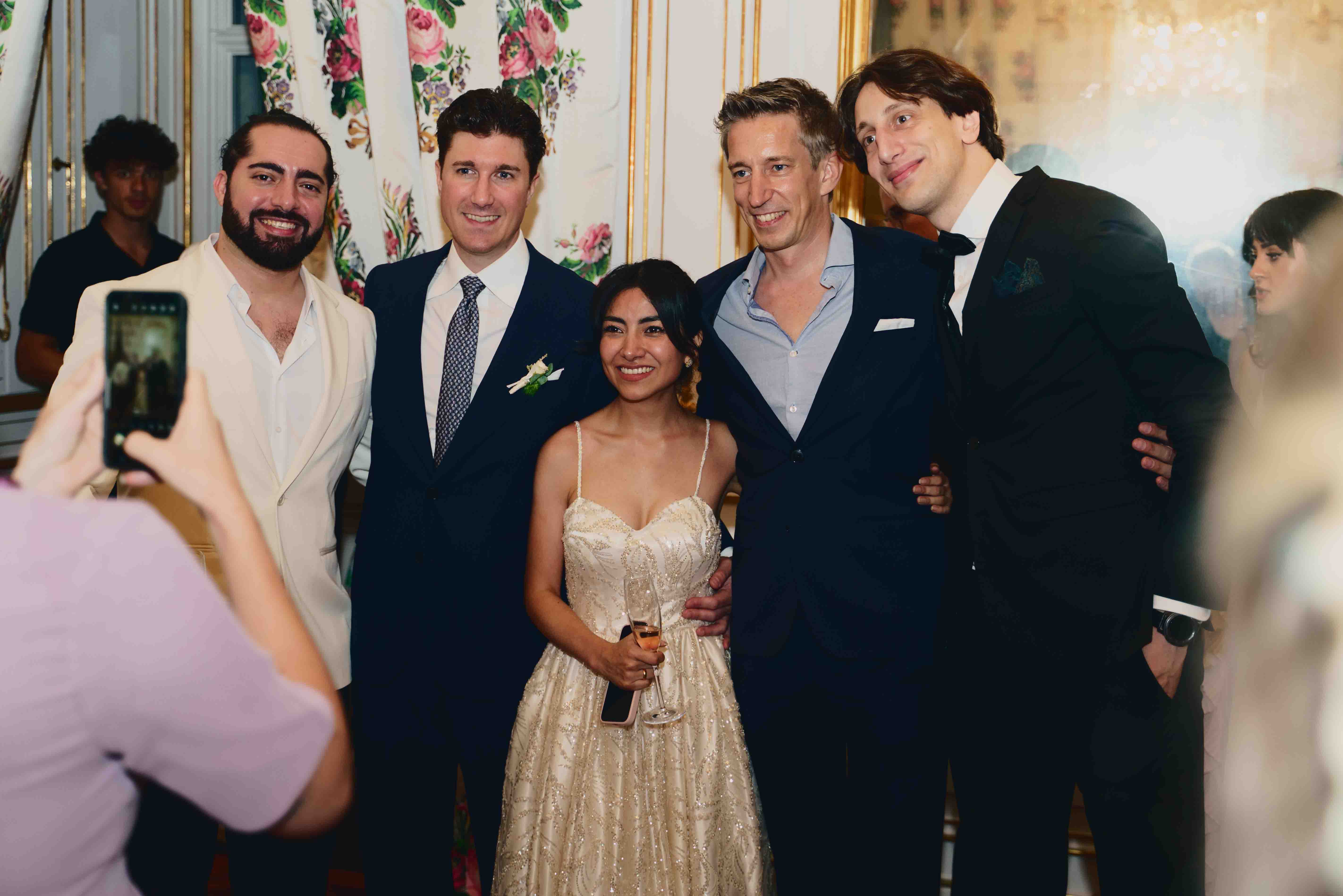 Gruppenfoto des Brautpaares mit Gästen in der Ballhalle