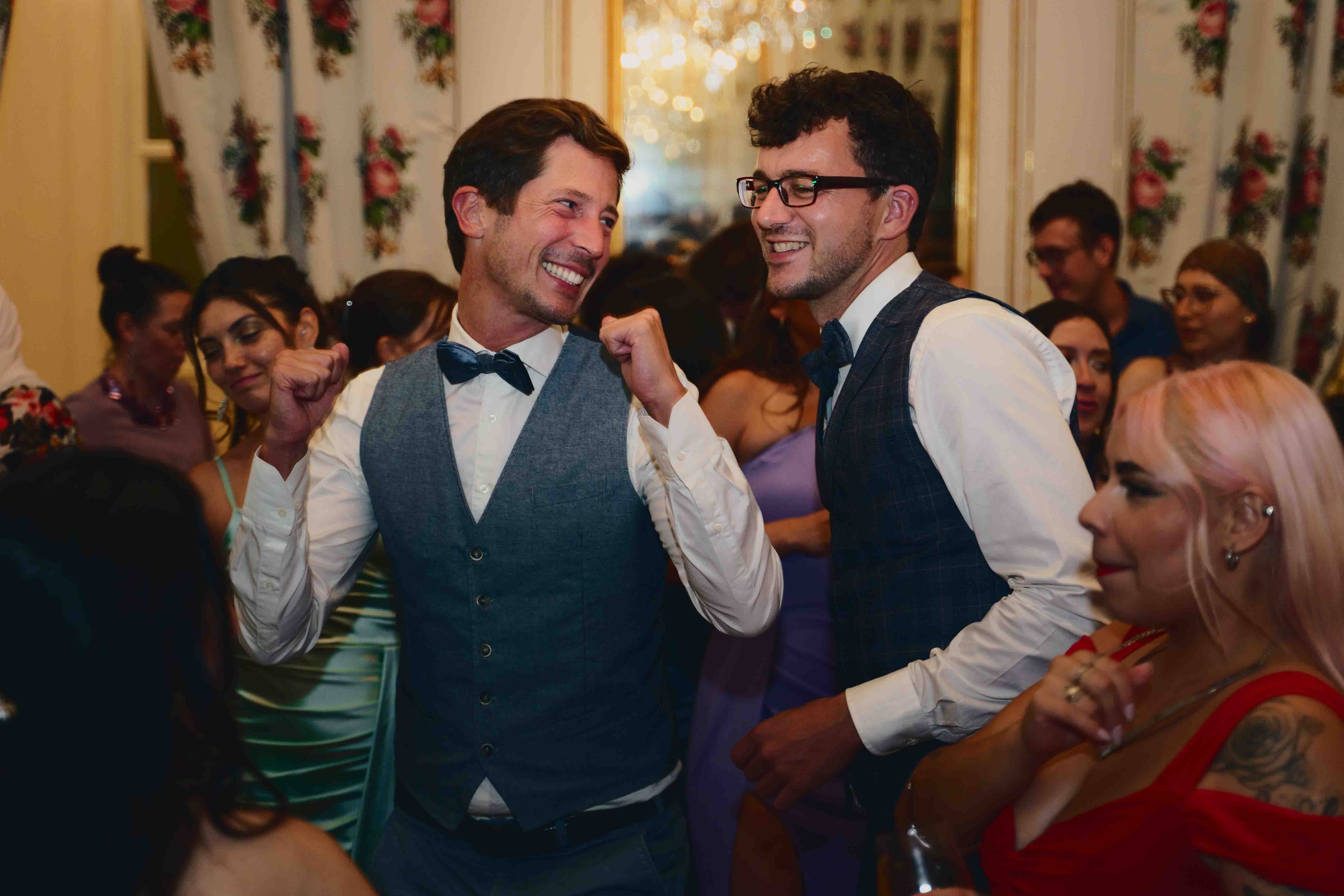 Gäste feiern glücklich