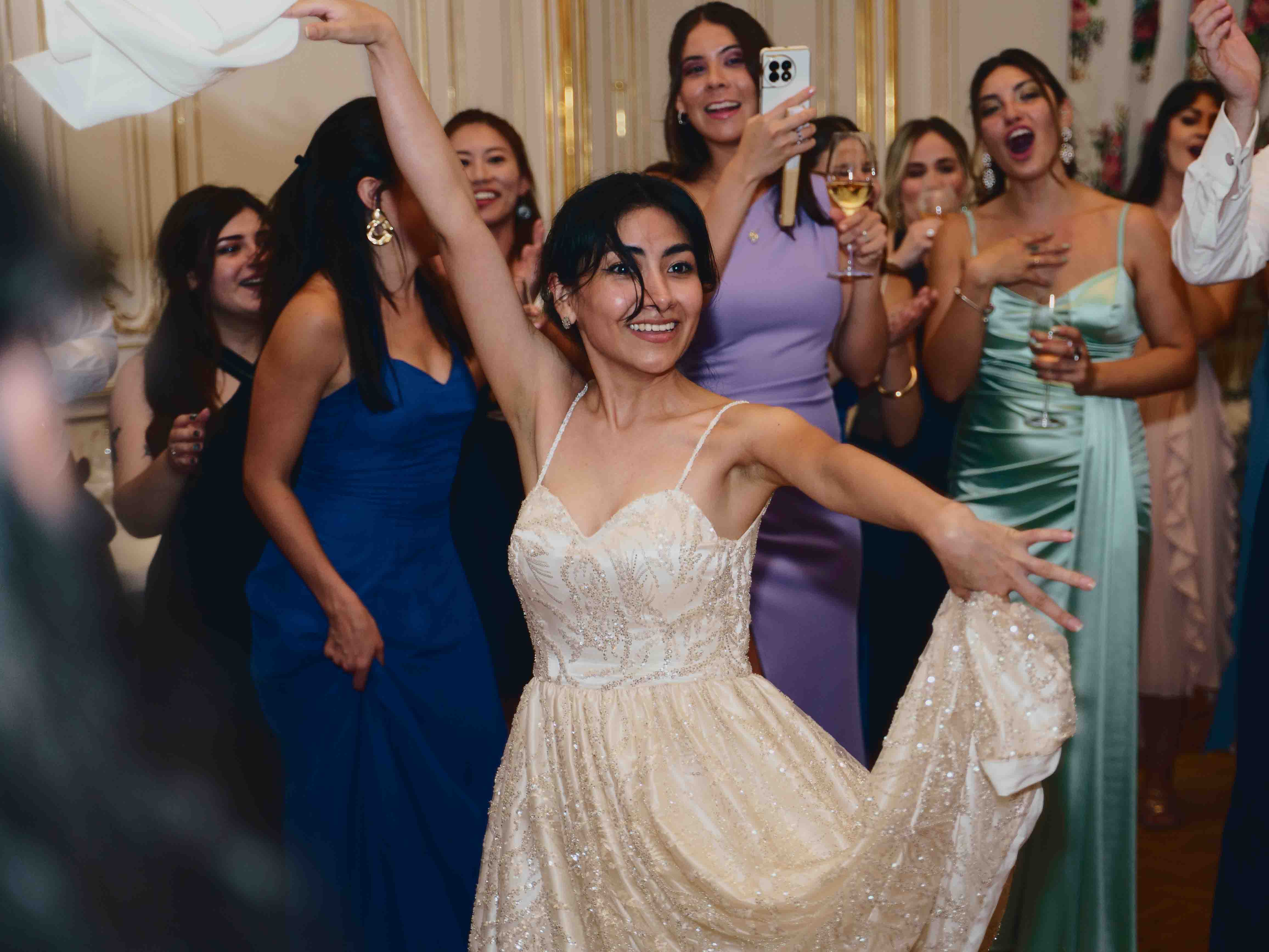 Braut tanzt traditionellen Peruanischen Tanz