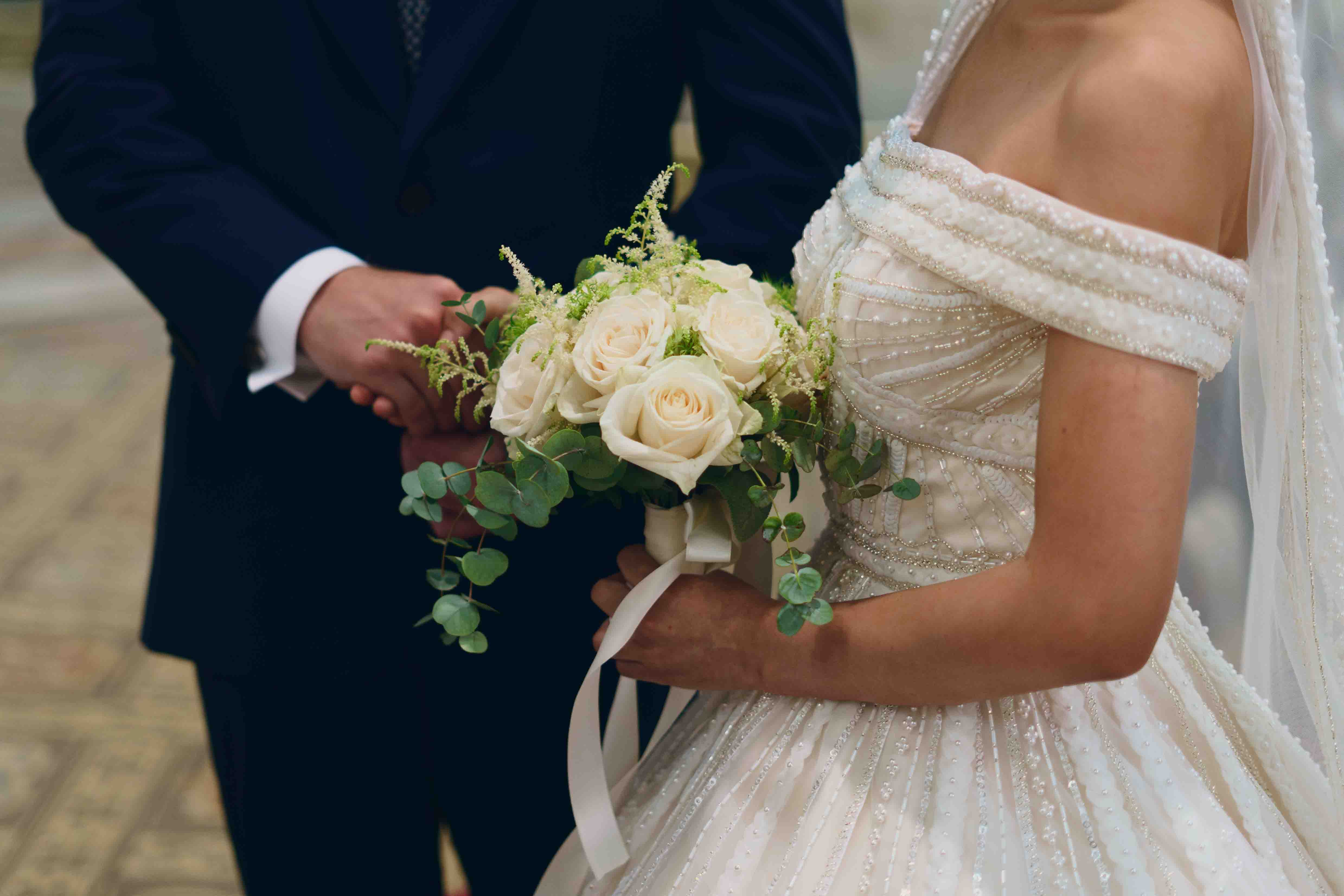 Braut hält Brautstrauß