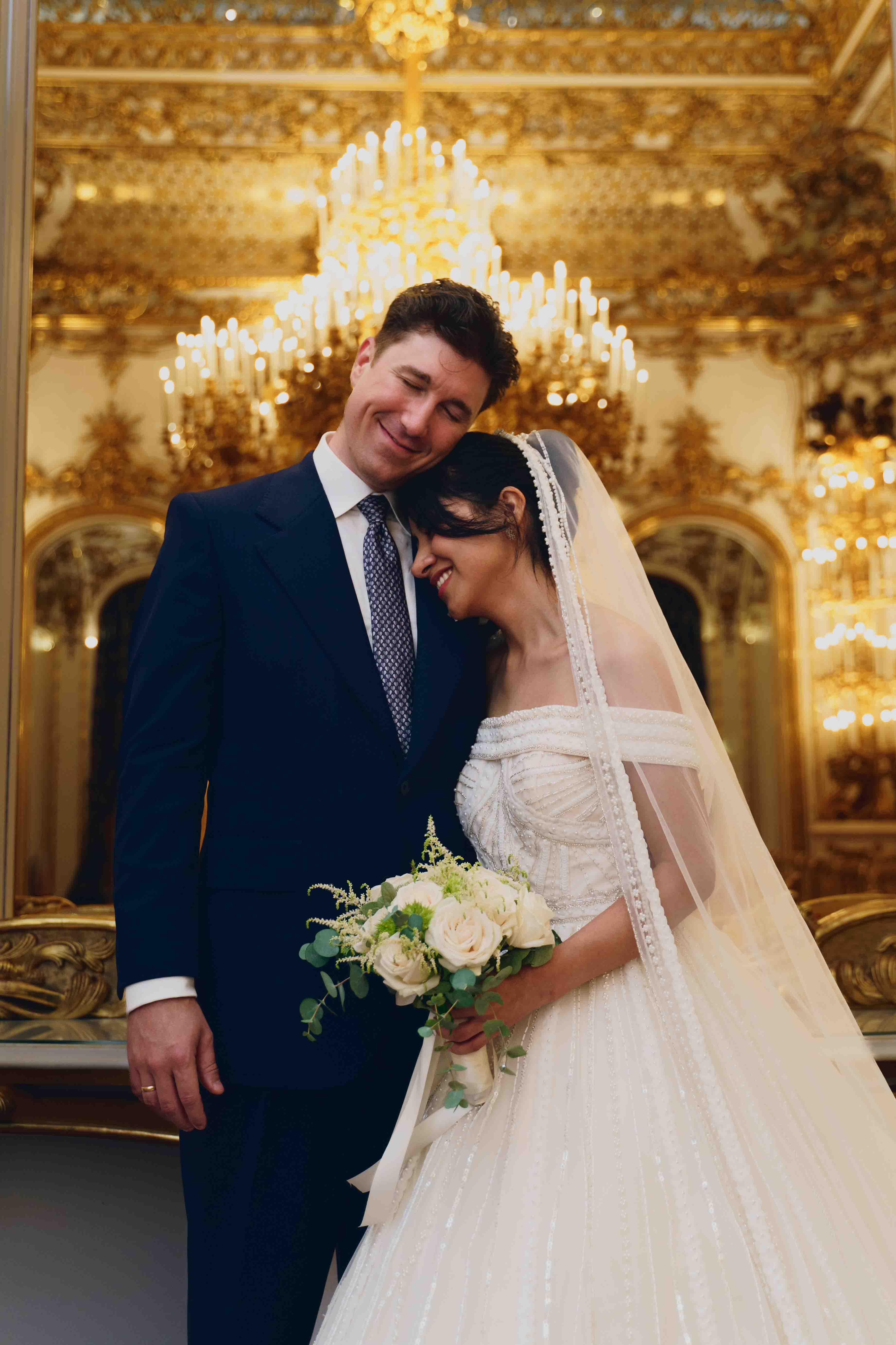 Brautpaar umarmt sich