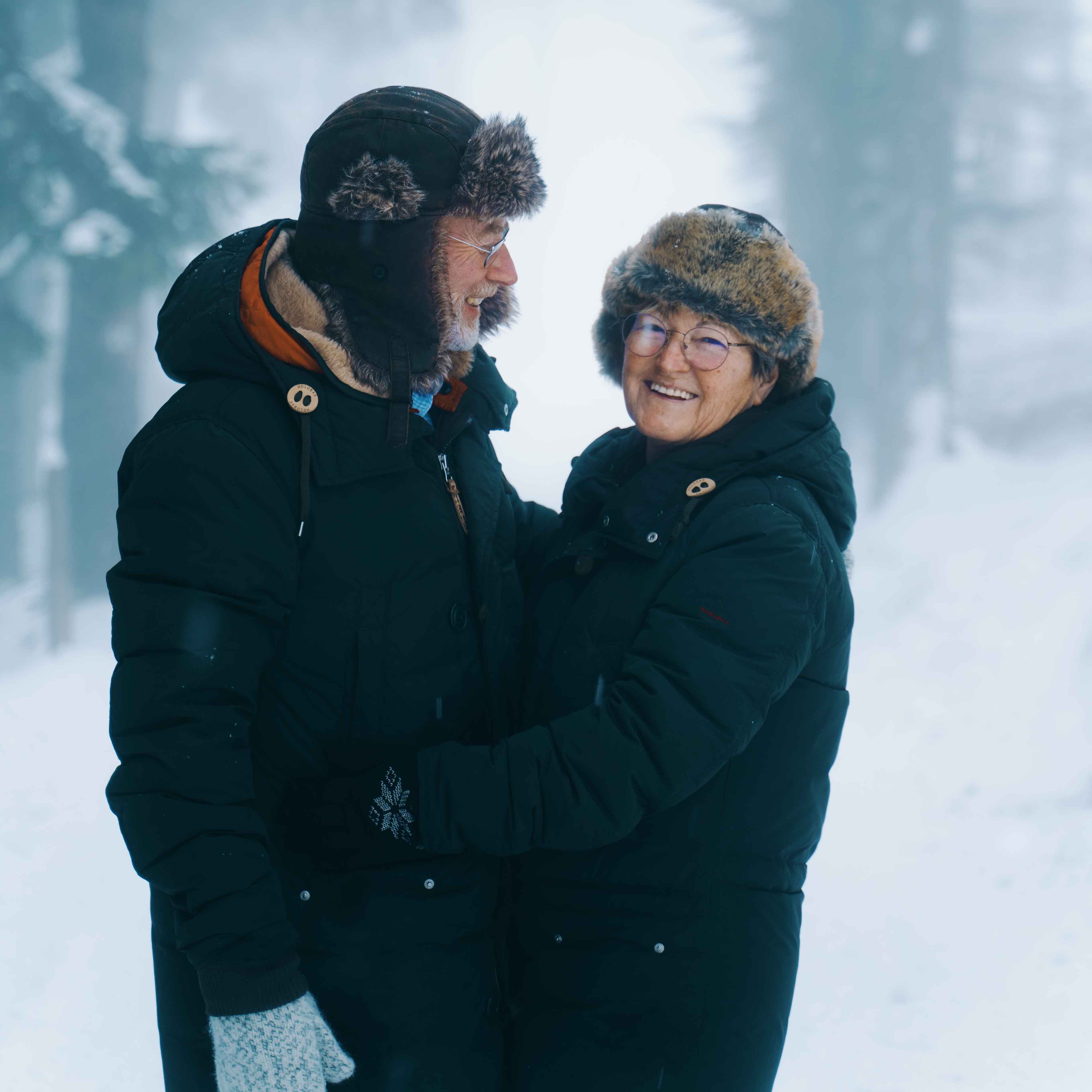 Pärchenfoto im Schnee
