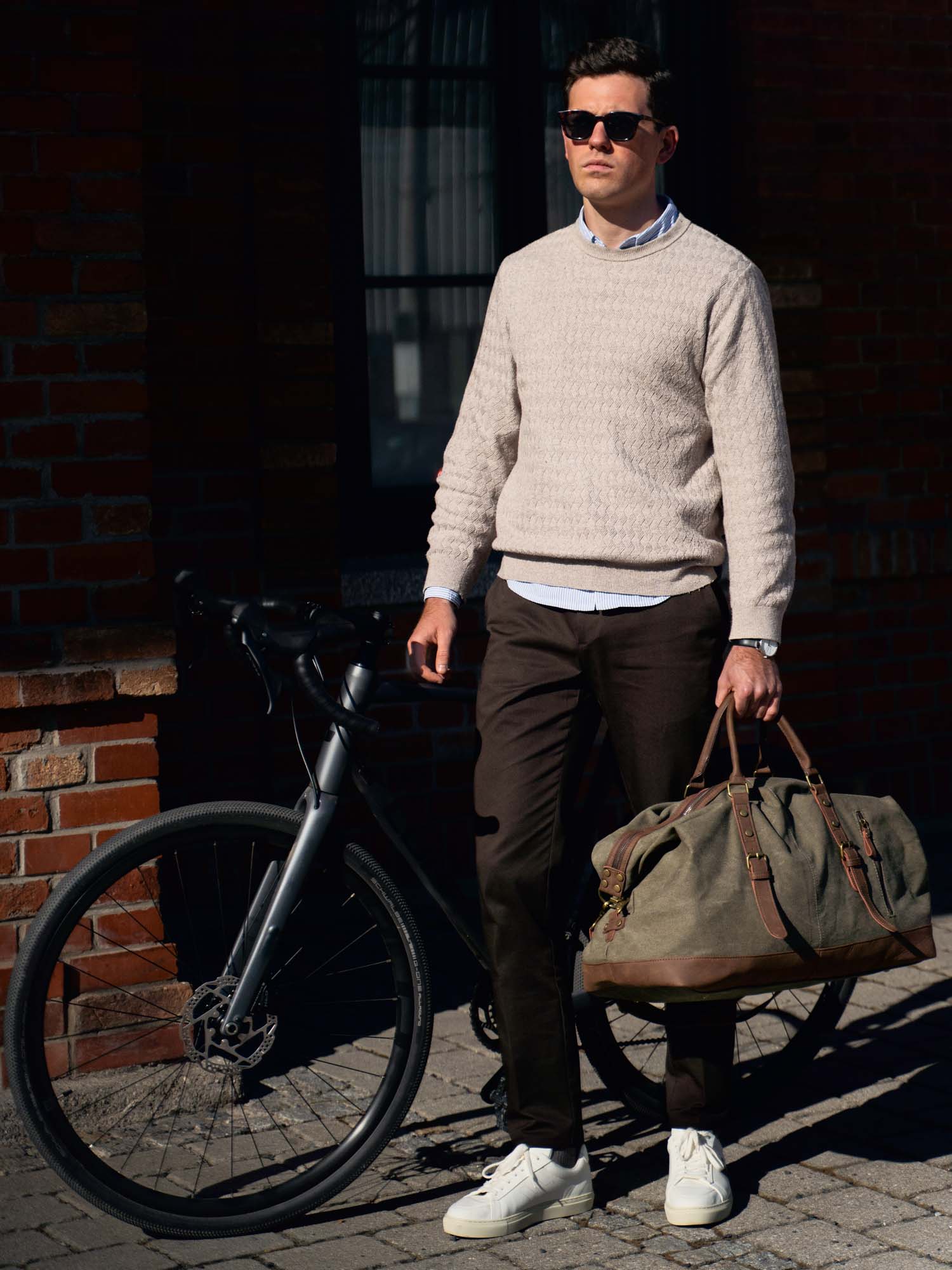 Männlches Model mit Reisetasche